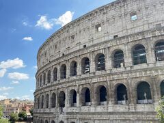 コロッセオは、ローマ帝政の時代に作られた、ローマを代表する円形闘牛場。血塗られた世界遺産、、というイメージが強い。とにかく圧倒される大きさ。