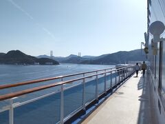 朝食後にデッキを歩くと、午前８時に船は長崎港を目指し高鉾島を回り込むように進行していました。視界奥には「ながさき女神大橋」が見えますが船はこの橋をくぐり抜けて長崎港松が枝国際ターミナルに接岸します。