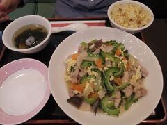 那覇空港でお土産を買い、荷物を預けてお昼ご飯を頂きます。
中華料理「花林」さん。
夫はゴーヤチャンプルー定食。

