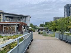 さらに徒歩15分ほどで久屋大通公園に到着。公園の中にレストランやアパレルなどの商業施設が多くみられた。
少し前にできたばかりなのでとてもきれい