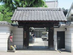 3分ほど歩いて、住宅地にある浄閑寺に行きました。1655年に創建された浄土宗寺院です。
