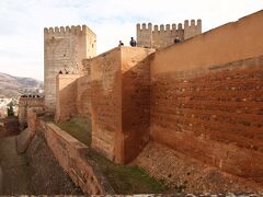 アルハンブラ宮殿で一番古い部分「アルカサバ」は、キリスト教国の攻撃から都を守るために、9世紀に築かれました。
