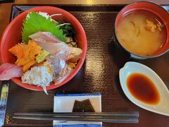 萩道の駅シーマートの来萩で昼食
海鮮丼にちょこっとウニが載ってます