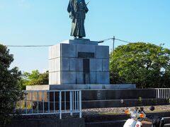 横浪黒潮ラインを走って、武市半平太像。