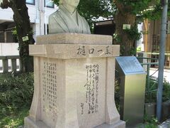 樋口一葉文学碑です。きれいな胸像で台座に文学碑が建立された由来が記されています。母と妹を養うために1893年に樋口一葉は当時の龍泉寺町で荒物雑貨と駄菓子を売る店を始めましたが、商売が成り立たず10か月余りで店をたたみました。千束稲荷神社の祭りやこの地での短い生活の経験からたけくらべが生まれました。
