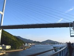 早朝にくぐり抜けて長崎港松が枝国際ターミナルに着岸したダイヤモンドプリンセスは、夕方再び「ながさき女神大橋」をくぐり抜けて済州島を目指します。