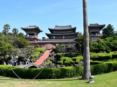 選択したバスツアーは南済州ハイライトコースで最初の訪問地は、朝鮮王朝初期に仏教建築様式で建てられた「薬泉寺」です。９時５０分頃に到着しましたが、広大な敷地に傾斜地を利用した建築物が並び手前の広場にはヤシの木も並ぶ異国情緒を感じる風情です。