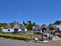 イタリア アルベロベッロの家。
平らな石を積み上げたとんがり帽子の屋根が
特徴のアルベロベッロの家

イタリア半島南部、
プーリア州アルベロベッロ郊外の農家をモデルに
母屋、畜舎、貯水槽などを復元し、
地中海性気候の風土の中、
ウシを飼いながらオリーブなどの果樹を栽培する
農家の雰囲気を再現しています。
平たい石を積み上げたとんが
り帽子のような屋根が特徴で、
こうした屋根をいくつか持つ家屋をトゥルッリと呼びます。