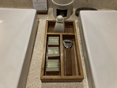 舟でジェティまで送ってもらって、ダイビングから戻ってきました。
ボートに手を振って先生やコリアンの方とお別れして、一旦お部屋に戻ってゆっくりと一休み。
暖かいお風呂に入って、ベランダやビーチベッドでゴロゴロしたりベッドでゴロゴロしたりしているうちに、いつのまにか２人してガーガー寝てしまいました。