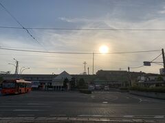 し：松山駅に着きました。
い：空に龍がいるみたいだ。太陽が目ん玉！
し：あら、ほんとですね。ふふ。