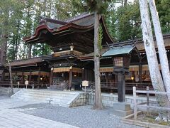 秋宮本殿の前です。
神様に供物を捧げるための早朝の神事「朝御饌祭（あさみけさい）」を執り行われました。