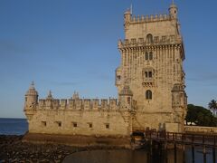 ベレンの塔（１６C始め、マヌエル１世の命で船の出入りを監視する要塞で建てられた。２層の堡塁部分と４層のタワー部分よりなります。６Fは王族の居室　５Fは食堂　４Fは国王の間　３Fは兵器庫　２Fは砲台　１Fは水牢）