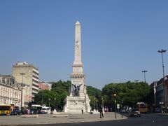 レスタウラドーレス広場と勝利と独立を表す高さ３０mのオベリスク