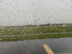 定刻通りに桃園国際空港に到着するも、大雨の為、滑走路にて飛行機待機のアナウンス。外は、バケツをひっくり返したような状態でした。

こんなん、初めて！！