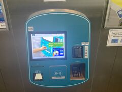 駅に着きました。
見たことのないデザインのMRTのトプアップマシン。
クレジットカードは、地元の銀行のものしか使えないよと表示あり。