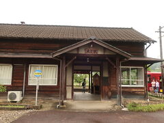 【大矢駅の駅舎】
１９２７年（昭和２年）開業時の木造駅舎が残っているそうです。
立派なんですよ。キレイに保たれているし。

国鉄時代は「美濃下川駅」だったそうです。