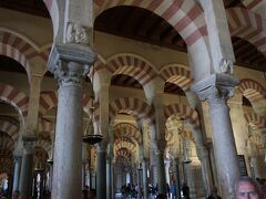 後ウマイヤ朝時代の７８５年に建設が始まり、約２００年に渡って増改築が繰り返された建物です。
　総面積が２万３４００㎡あり、壮大な大きさを誇っています。
　内部は異なる宗教建築が混在する独特の空間で、イスラム時代の繊細な彫刻などは圧巻です。

　尚、【メスキータ】はスペイン語で【モスク】を意味し、教会名称は
　聖マリア大聖堂です。