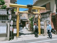 二条城のあとは少し歩いて御金神社へ。10分ほど並びましたが御朱印や御札を拝受して外に出るともう列はなくなっていました。