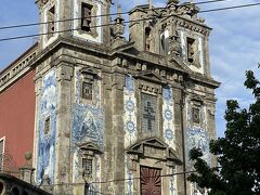 サント　イルデフォンソ教会
こちらは前面だけのアズレージョ
バターリャ広場
サンベント駅と同じアズレージョ画家　ジョルジュ　コラコの作品