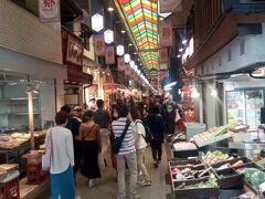 寺町京極とつながっている錦市場
食材を調達する場であった「京の台所」は、今や食べ歩きや土産物など、すっかり観光地化してしまいました