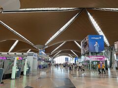 無事に空港到着。
デンパサールまで既に発券済みでしたが
搭乗口の確認のためチェックインカウンターへ。
そしたらワクチンの接種証明確認されました。
え。まだ必要だったんだ。
接種証明はすぐ出せるようにしてあるので問題ないですが…

バリでは何も確認されませんでした。
一応まだ2回以上の接種証明が必要だったのですねー