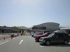 大阪編-1にて
　前日より関西入りし奈良大阪の府県境周辺を巡り、大阪最西部の「道の駅　とっとパーク小島」にて車中泊して2日目のスタート。「とっとパーク小島」は関西国際空港第二期工事の土砂積み出し桟橋を再利用した海釣り公園として賑わっており、「愛彩ランド」は産直野菜売り場が入場規制するほど賑わっている等、個性豊かな道の駅を巡りました。

※大阪編-1の様子はこちら
　https://4travel.jp/travelogue/11828559

※写真は「大阪編-1」の最終地「道の駅　いずみ山愛の里」