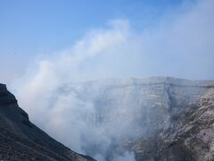 草千里ヶ浜を後にして阿蘇中岳の火口へ。

火口には行くつもりはありませんでしたが、妻から火口に行かない？という提案があり、行ってみることに。加えて、空撮の関連で問い合わせた行政の方からも熱くおすすめされたことも後押しとなりました笑（因みに草千里ヶ浜、火口付近はドローン飛行は禁止）。

ゴーっという音がしてすごくダイナミックで行った甲斐ありました。
山頂までは車で登れるので楽々でした（駐車場からは徒歩3分程度）。