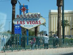  カーラジオを98.5MHzに合わせ、ストリップを北上。
Fabulous Las Vegasサインを見ると、帰ってきたんだなぁと実感します。