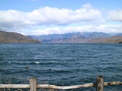 中禅寺湖の標高は、1,269m。
日本一高いところにある湖で、男体山の噴火により河川がせき止められてできた天然湖だそうだ。
