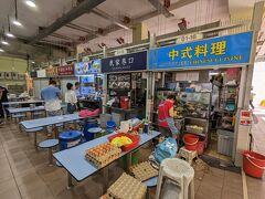 近くにアモイ・フードコート (Amoy Street Food Centre) があったので来てみた。

シンガポールには、こういうホーカーと呼ばれる屋台街みたいのがいっぱいある。
これを巡るのも、楽しみにしていることの一つ♪

