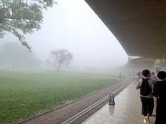 旧軽銀座と駅を挟んで反対にあるプリンスショッピングプラザです。
雨は弱まりましたが霧がすごく…
天気が良いとお買い物だけではなく散歩も楽しめるところです。