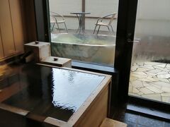 全室温泉付きのお宿。しかも源泉かけ流しは非常に珍しい。宿泊した部屋は内風呂と露天風呂両方ついているという贅沢なつくりになってました。