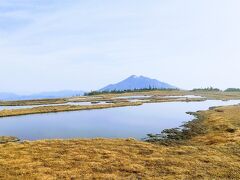 中原山の樹林帯を過ぎたら、360度開けた広大な湿原が現れました。「天上の楽園」として知られるアヤメ平です。標高1969m。本日の最高地点です。
右方向、燧ケ岳方面。