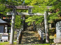 登山道の手前にある、劔神社の鳥居の前に立ってみました。