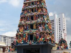 ぬぉぉぉ！
なんかすごい門、見えて来たよ！

スリ・マリアマン寺院 (Sri Mariamman Temple) だ。
1827 年に建立されたシンガポール最古のヒンズー教寺院。