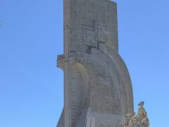 発見のモニュメントに到着。遠くにクリスト.レイが見える。
このモニュメントはもともと、1940年の国際博覧会（Exposição do Mundo Português）の象徴として制作されたものだが、もろい素材で制作されていたため、エンリケ航海王子没後500年の記念行事として1960年にコンクリートで再度制作された。高さ52mのキャラベル船を模したこの記念碑には、海上帝国ポルトガルを支えた33人の英雄が並ぶ。先頭は、実際に航海には出ずここリスボンで航海事業者、パトロンとして船乗り達を援助したエンリケ航海王子。我々日本人にもよく知られたバスコ・ダ・ガマやフランシスコ・ザビエル 等もいる。