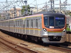 メトロ17000型8両の、東横線各駅停車下り。