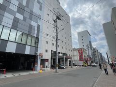 今回のホテルは大通り駅割とすぐのネストホテル札幌大通。前述の通り、12時からチェックインできるプランのため、こう言う時に便利です。