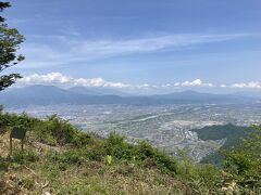 左の尾根が飯縄山、その隣が黒姫山。
妙高山は雲に隠れてるかな？
その横に斑尾山。