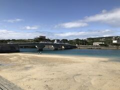 浜比嘉島から約1時間、川を渡るような感覚で奥武島に到着。