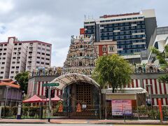 スリ・ヴィラマカリアマン寺院

14時
ヒンドゥー教寺院、スリ・ヴィラマカリアマン寺院にやってきました。
インドの女神「カーリー神」を祭った寺院だそうです。
残念ながら閉まっていました。
サービスアワーを確認すると、昼間はずっと閉まっているみたいです。

シンガポールナビには、
「早朝の5時30分から12時15分と、16時から21時までの二部に分かれています。午後は4時間近く開いていないので、気をつけましょう。」

と記載があります。
ちゃんと調べて出かけなくてはいけないですね～。