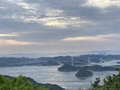 瀬戸内海の夕陽スポットで有名な亀老山展望台への道は結構登るのだが駐車場渋滞。手前の駐車スペースに停めて歩いて展望台へ。残念ながら曇って美しい夕焼けは見られなかったが、夕方までよく晴れてサイクリングを満喫できたのだから感謝しよう。