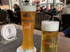 私は左の　フランツィスカーナ
ドイツに来るとこればかり。大麦と小麦を50％使用した　上面発酵で酵母をろ過しないので　白濁したビール

右はフランクフルトを代表するビール　ヘニンガー
ヘニンガーのコースターだから　これが一押しなんだろうね

ワインもいいけどビールも美味しい

隣のドイツ人のおじさんが　グラスの線の位置までビールが入ってないと
クレームつけていて　足してもらっていて、わらってしまった。
グラスにここまで入れるの線があるのが　ドイツ流

