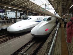 朝早くの東京駅から、新幹線で出発です。