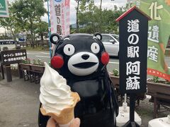 道の駅阿蘇で2種類のソフトクリームを食べ比べ。阿部牧場とモーモーファームのどちらも全然違う味わいで、甲乙つけ難し。