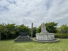 駅から歩いて３０分、海岸に面した崖の上にある官軍塚公園。
戊辰戦争のとき、函館に向かう途中の熊本藩士が、この勝浦沖で遭難したそうです。この霊を弔うために作られた塚だとか。
