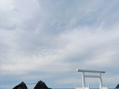 そして糸島の二見ヶ浦大鳥居と夫婦岩。白の鳥居って初めて見ました。
ここの前に市営駐車場があって10分以内なら無料でした。
海岸まで降りて何枚か写真撮るだけなら10分以内は余裕でした。笑