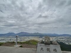 2時間弱でやって来ました大観峰！
快晴じゃないのが残念だったけど阿蘇ってこんなに大きいのね。緑の山と火口ぐらいしか映像で見たこと無かったから、街があって人が暮らしてるとは今回行くにあたって知りました...頭悪すぎ&#128517;