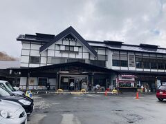 さあ、最初の目的地は酸ヶ湯温泉。
朝一番でここに来るために、近くの宿である八甲田山荘さんに泊まっていたのだ。
(酸ヶ湯温泉旅館は随分前に予約一杯でとれず)