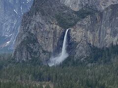 ブライダルベール滝です。
水の量が多く、ベールに見えますね